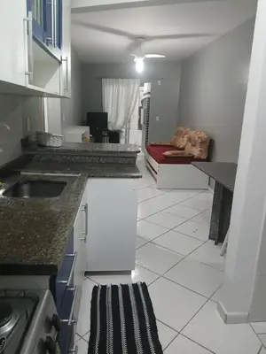 A cozinha ou kitchenette de Solar das Bromélias, Apartamento amplo para até 6 pessoas - 50m da praia em Bombinhas!