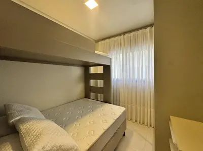 Uma cama ou camas num quarto em Sonho de Palmas 101 - Apartamento de frente para o mar na deslumbrante praia de Palmas, com 3 dormitórios, sendo 2 suítes.
