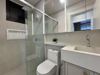 Uma casa de banho em Sonho de Palmas 101 - Apartamento de frente para o mar na deslumbrante praia de Palmas, com 3 dormitórios, sendo 2 suítes.