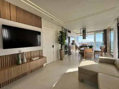 Uma televisão e/ou sistema de entretenimento em Sonho de Palmas 101 - Apartamento de frente para o mar na deslumbrante praia de Palmas, com 3 dormitórios, sendo 2 suítes.