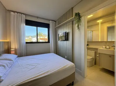 Uma cama ou camas num quarto em Sonho de Palmas 102 - Apartamento de frente para o mar na bela praia de Palmas, com 3 dormitórios, sendo 2 suítes
