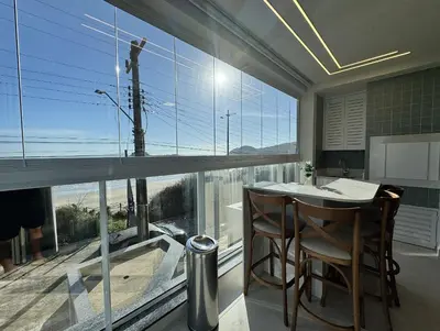 Uma varanda ou terraço em Sonho de Palmas 102 - Apartamento de frente para o mar na bela praia de Palmas, com 3 dormitórios, sendo 2 suítes
