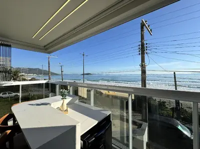 Uma vista do mar geral ou uma vista do mar a partir do apartamento