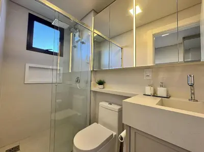 Uma casa de banho em Sonho de Palmas 102 - Apartamento de frente para o mar na bela praia de Palmas, com 3 dormitórios, sendo 2 suítes