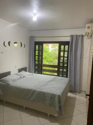 Uma cama ou camas num quarto em Sobrado 300m praia de Bombas