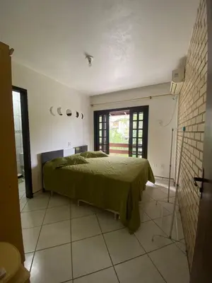Uma cama ou camas num quarto em Sobrado 300m praia de Bombas