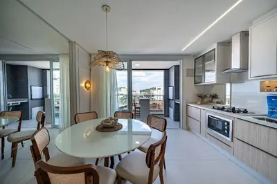 A planta de Farol de Bombas 104 – Lindíssimo Apartamento com Vista para o Mar na Praia de Bombas.