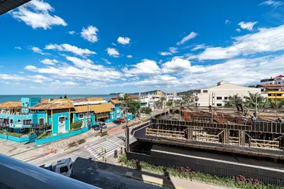 A planta de Farol de Bombas 104 – Lindíssimo Apartamento com Vista para o Mar na Praia de Bombas.