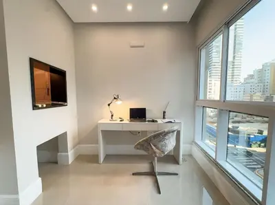 Uma televisão e/ou sistema de entretenimento em Alto Padrão, 3 Suítes A/C, 3 Vagas, Pé na Areia