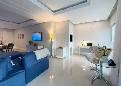 Uma televisão e/ou sistema de entretenimento em Alto Padrão, 3 Suítes A/C, 3 Vagas, Pé na Areia