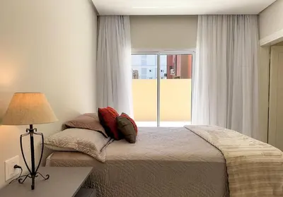Uma cama ou camas num quarto em Alto Padrão, 3 Suítes A/C, 3 Vagas, Pé na Areia