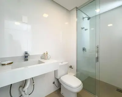 Uma casa de banho em Alto Padrão, 3 Suítes A/C, 3 Vagas, Pé na Areia