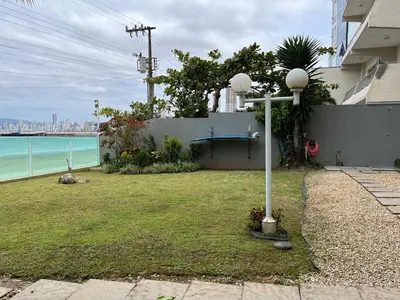 Um jardim no exterior de Ap Canto da Praia - Itapema
