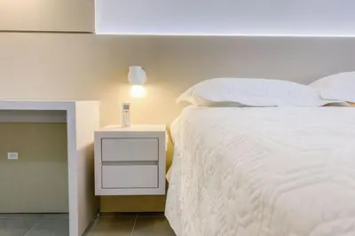 Uma cama ou camas num quarto em Refúgio Moderno a 300m da Praia - 0305