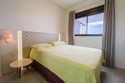 Uma cama ou camas num quarto em Refúgio Moderno a 300m da Praia - 0305