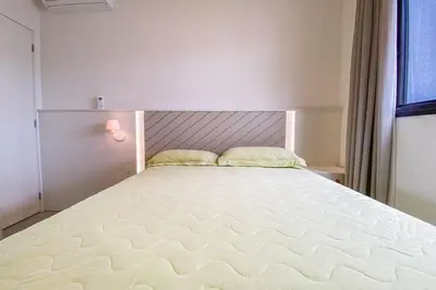 Uma cama ou camas num quarto em Refúgio Moderno a 300m da Praia - 0305