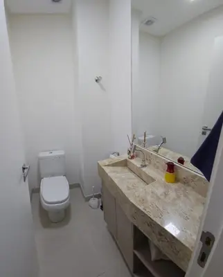 Uma casa de banho em Apto 3 quartos 3 garagens prox ao Russi Meia Praia