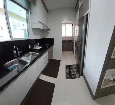 A cozinha ou kitchenette de Apto 3 quartos 3 garagens prox ao Russi Meia Praia