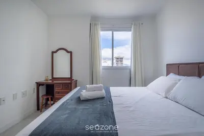Uma cama ou camas num quarto em Apto c/ churrasq. e varanda, 450m da Praia SIT1202