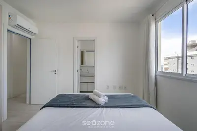 Uma cama ou camas num quarto em Apto c/ churrasq. e varanda, 450m da Praia SIT1202