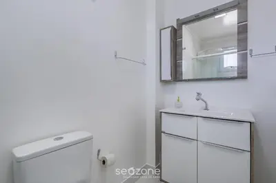 Uma casa de banho em Apto c/ churrasq. e varanda, 450m da Praia SIT1202