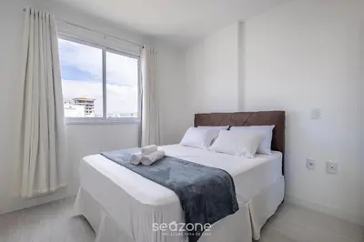 Uma cama ou camas num quarto em Apto c/ churrasq. e varanda, 450m da Praia SIT1202