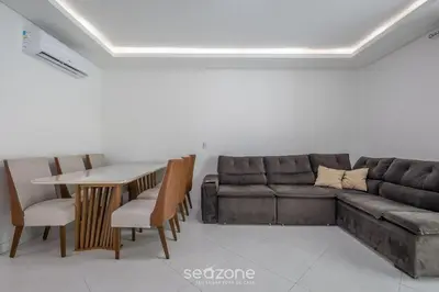 Uma área de estar em Apto c/ churrasq. e varanda, 450m da Praia SIT1202