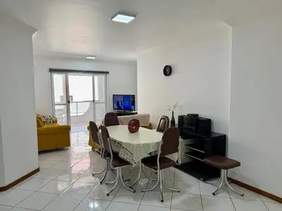 Uma televisão e/ou sistema de entretenimento em Apto 3 quartos sendo 1 suíte - Quadra Mar - Meia Praia