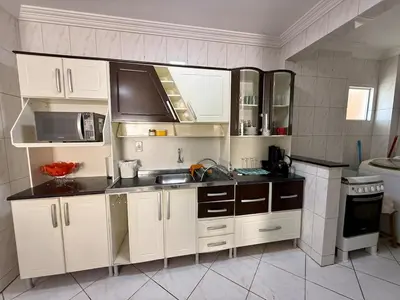 A cozinha ou kitchenette de Apto 3 quartos sendo 1 suíte - Quadra Mar - Meia Praia