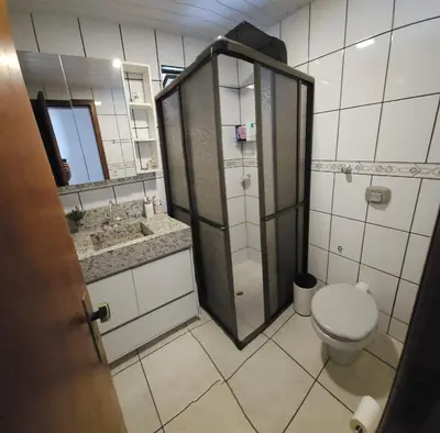 Uma casa de banho em Apto 3 quartos em Meia Praia prox ao shopping Russi