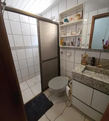 Uma casa de banho em Apto 3 quartos em Meia Praia prox ao shopping Russi