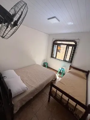 Uma cama ou camas num quarto em Hostel Tubarão