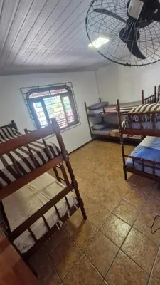 Uma cama ou camas num quarto em Hostel Tubarão