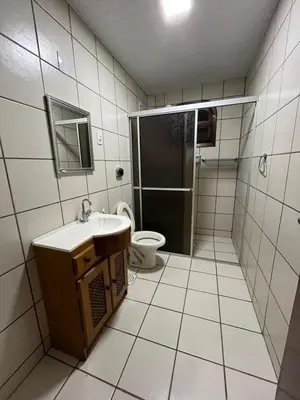 Uma casa de banho em Hostel Tubarão