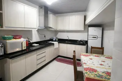 A cozinha ou kitchenette de Reveillon em bc casa completa ideal para familia