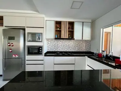 A cozinha ou kitchenette de Casa com piscina e 04 suítes e linda vista para toda a cidade