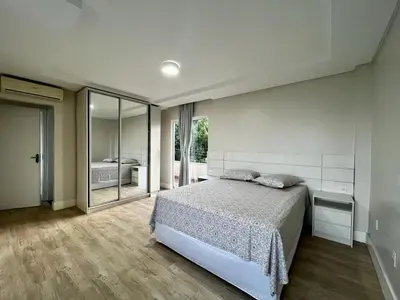 Uma cama ou camas num quarto em Casa com piscina e 04 suítes e linda vista para toda a cidade