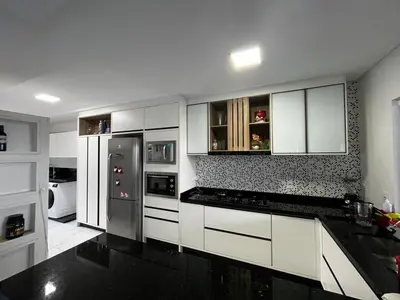 A cozinha ou kitchenette de Casa com piscina e 04 suítes e linda vista para toda a cidade