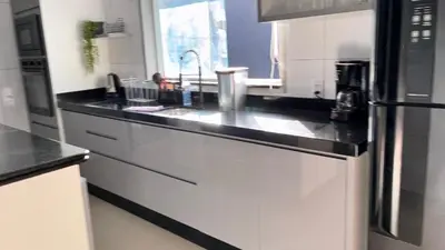 A cozinha ou kitchenette de Pousada Cantinho da Kel suítes para 2,3 e 4 pessoas , 600 metros da praia de Bombinhas