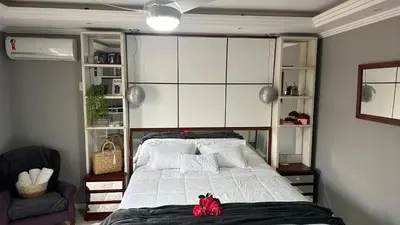 Uma cama ou camas num quarto em Pousada Cantinho da Kel suítes para 2,3 e 4 pessoas , 600 metros da praia de Bombinhas
