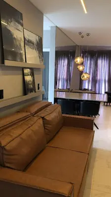 Uma área de estar em Suíte privada