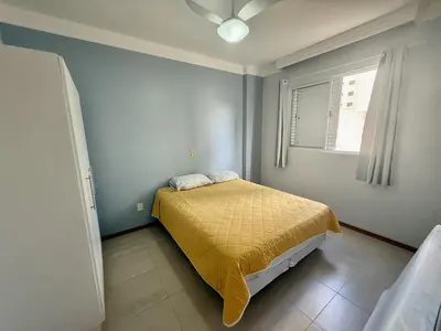 Uma cama ou camas num quarto em Apto amplo com 3 quartos na Quadra Mar em MEIA PRAIA