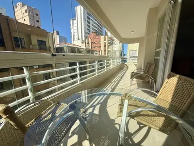 Uma varanda ou terraço em Apto amplo com 3 quartos na Quadra Mar em MEIA PRAIA