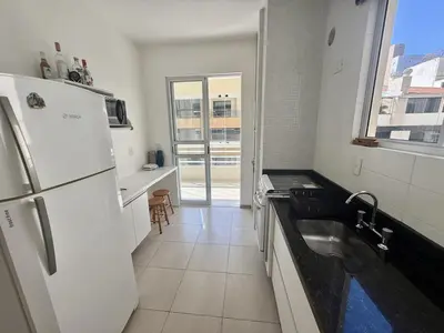 A cozinha ou kitchenette de Apto amplo com 3 quartos na Quadra Mar em MEIA PRAIA