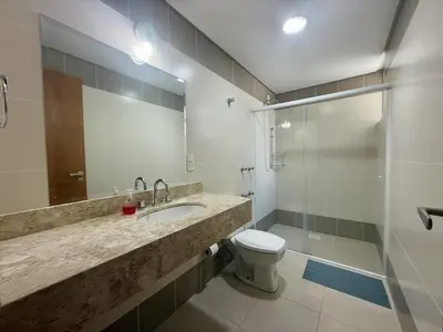 Uma casa de banho em Apto amplo com 3 quartos na Quadra Mar em MEIA PRAIA