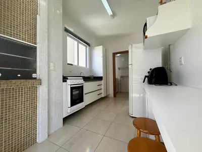 A cozinha ou kitchenette de Apto amplo com 3 quartos na Quadra Mar em MEIA PRAIA