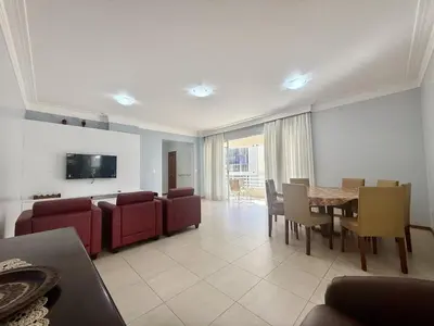 Uma televisão e/ou sistema de entretenimento em Apto amplo com 3 quartos na Quadra Mar em MEIA PRAIA