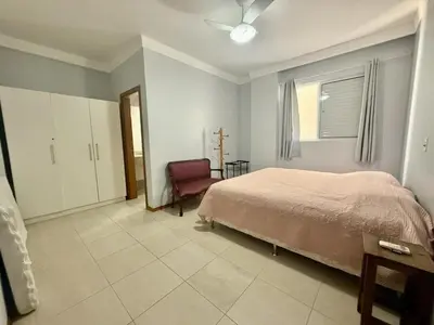 Uma cama ou camas num quarto em Apto amplo com 3 quartos na Quadra Mar em MEIA PRAIA