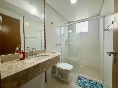 Uma casa de banho em Apto amplo com 3 quartos na Quadra Mar em MEIA PRAIA