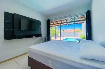 Uma televisão e/ou sistema de entretenimento em Casa com piscina privativa para locação - 0316